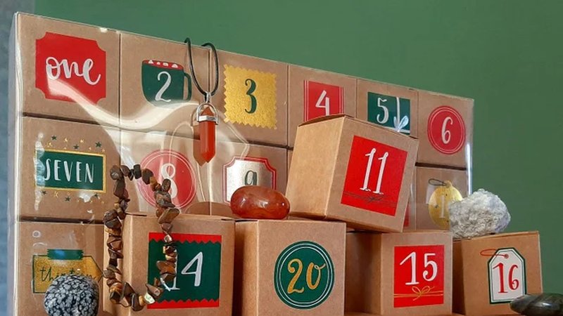 Gestapelde genummerde doosjes van een edelstenen-adventskalender