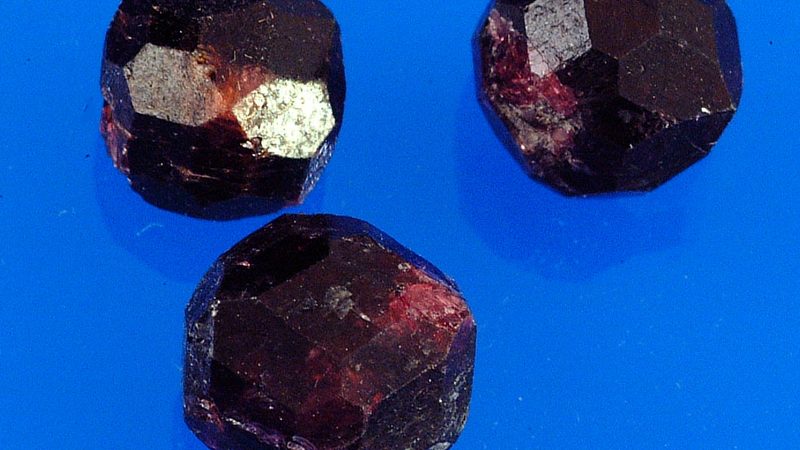 Donkerrode granaatkristallen met natuurlijke facetten